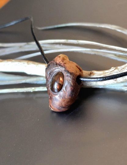 Baumperlen Anhänger der Rotbuche, mit mexikanischem Feuerachat, Holz Anhänger mit Edelstein, 24 x 17 x 15 mm, an Lederband