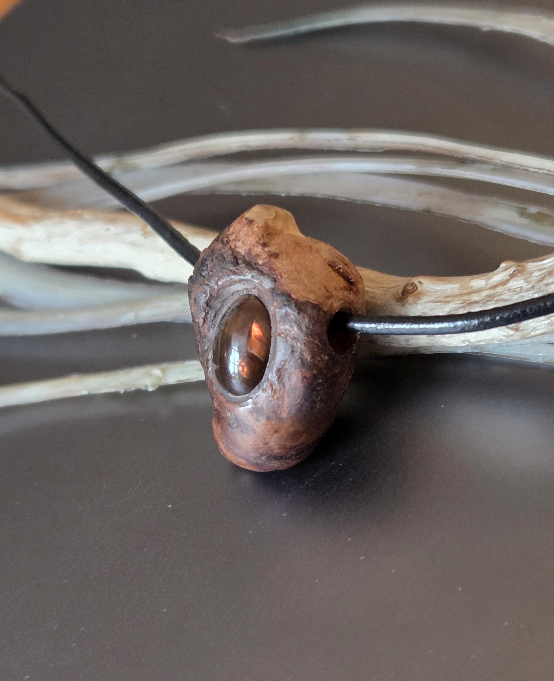 Baumperlen Anhänger der Rotbuche, mit mexikanischem Feuerachat, Holz Anhänger mit Edelstein, 24 x 17 x 15 mm, an Lederband