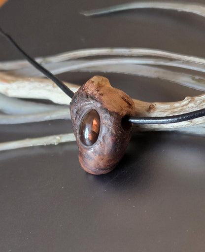 Baumperlen Anhänger der Rotbuche, mit mexikanischem Feuerachat, Holz Anhänger mit Edelstein, 24 x 17 x 15 mm, an Lederband