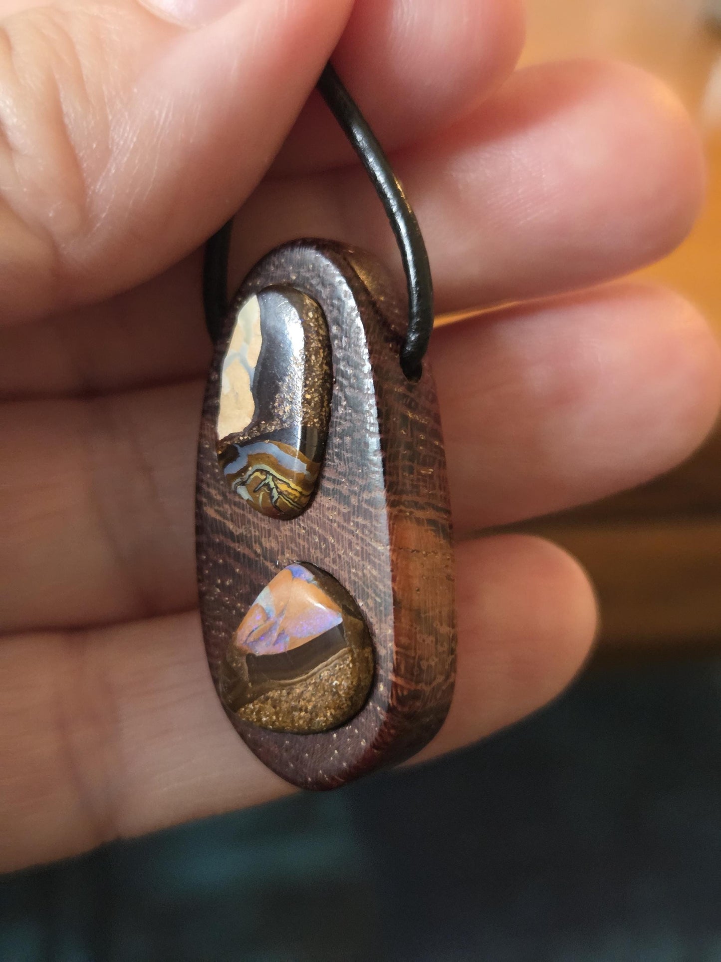 Kameldorn Holz mit Boulder Opal, Yowah Nuss Opal Holz Anhänger, 35 x 17 x 11 mm, gebohrt, an Lederband