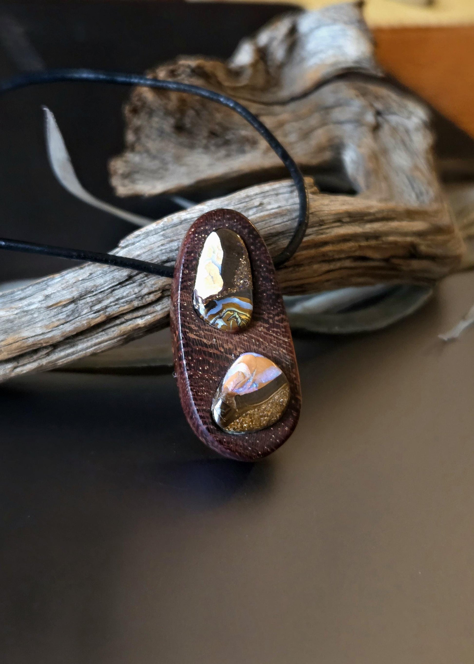 Kameldorn Holz mit Boulder Opal, Yowah Nuss Opal Holz Anhänger, 35 x 17 x 11 mm, gebohrt, an Lederband