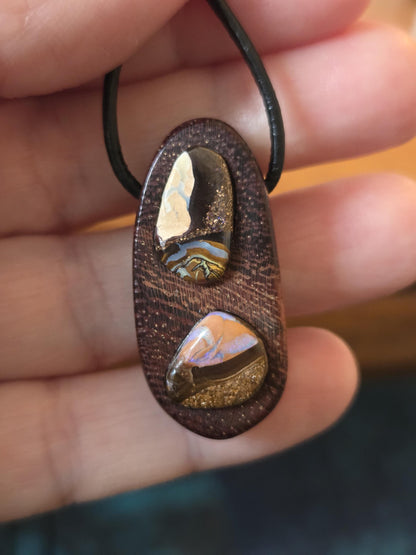 Kameldorn Holz mit Boulder Opal, Yowah Nuss Opal Holz Anhänger, 35 x 17 x 11 mm, gebohrt, an Lederband