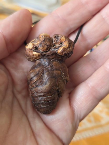 Baumperlen Anhänger der Kastanie mit Carneol Karneol Sarder, Holz Anhänger mit Edelstein, 50 x 30 x 21 mm, an verstellbarem Lederba