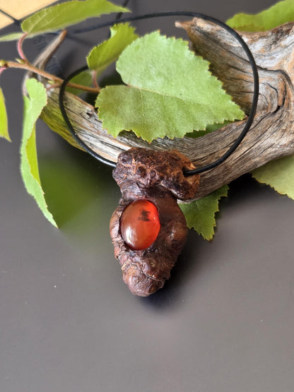 Baumperlen Anhänger der Kastanie mit Carneol Karneol Sarder, Holz Anhänger mit Edelstein, 50 x 30 x 21 mm, an verstellbarem Lederba