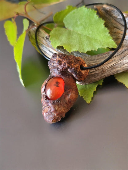 Baumperlen Anhänger der Kastanie mit Carneol Karneol Sarder, Holz Anhänger mit Edelstein, 50 x 30 x 21 mm, an verstellbarem Lederba