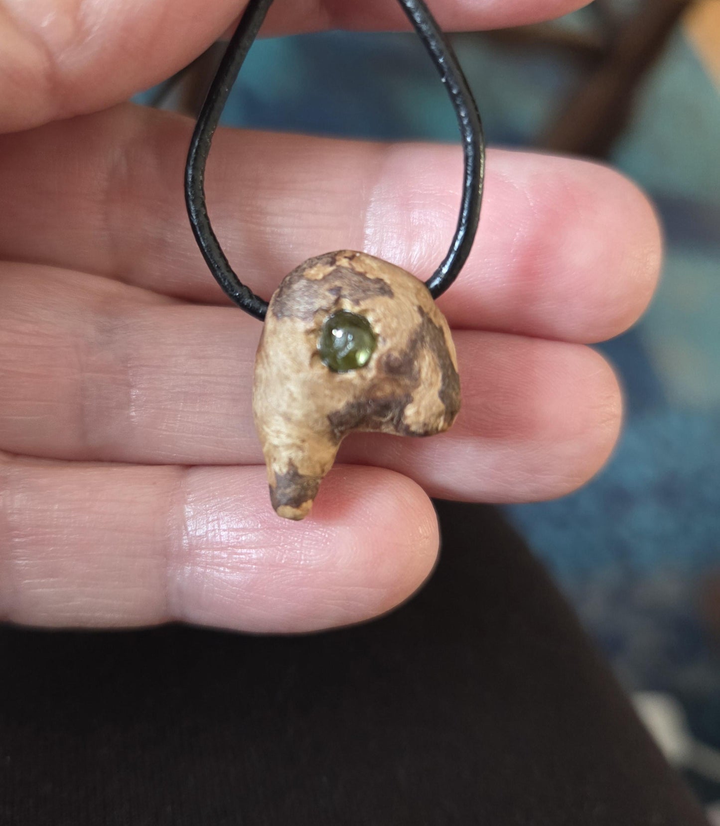 Baumperlen Anhänger der Rotbuche mit Peridot Olivin, Holz Anhänger mit Edelstein, 20 x 17 x 11 mm, an Lederband