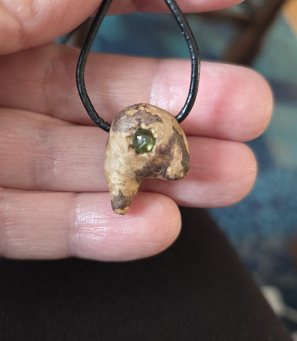 Baumperlen Anhänger der Rotbuche mit Peridot Olivin, Holz Anhänger mit Edelstein, 20 x 17 x 11 mm, an Lederband