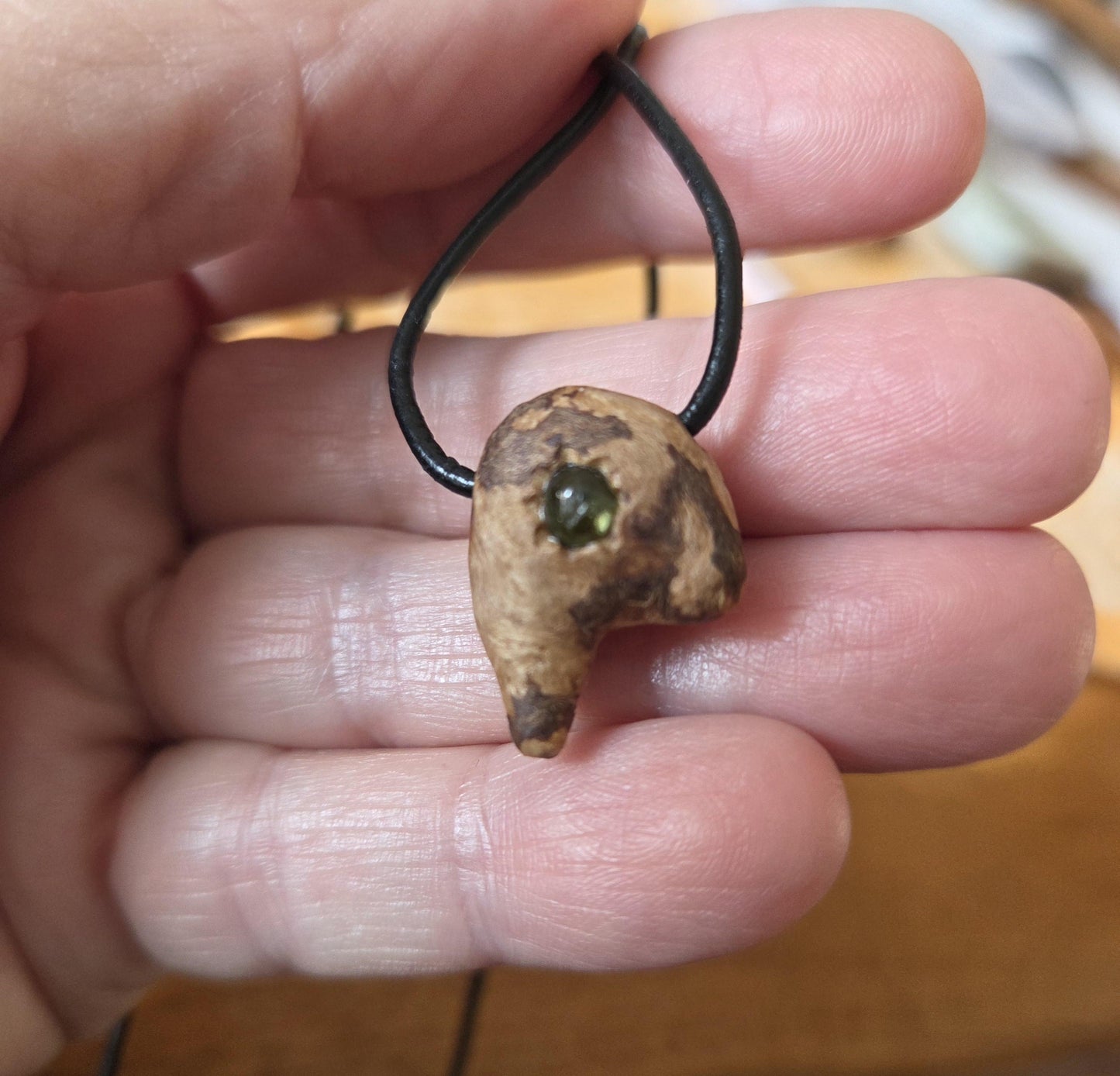 Baumperlen Anhänger der Rotbuche mit Peridot Olivin, Holz Anhänger mit Edelstein, 20 x 17 x 11 mm, an Lederband