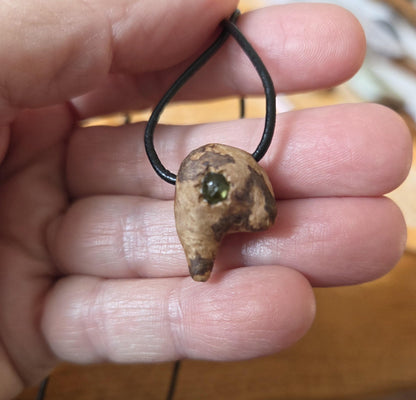 Magische Baumperle der Rotbuche mit Peridot Olivin, Holz Anhänger, 20 x 17 x 11 mm, an Lederband