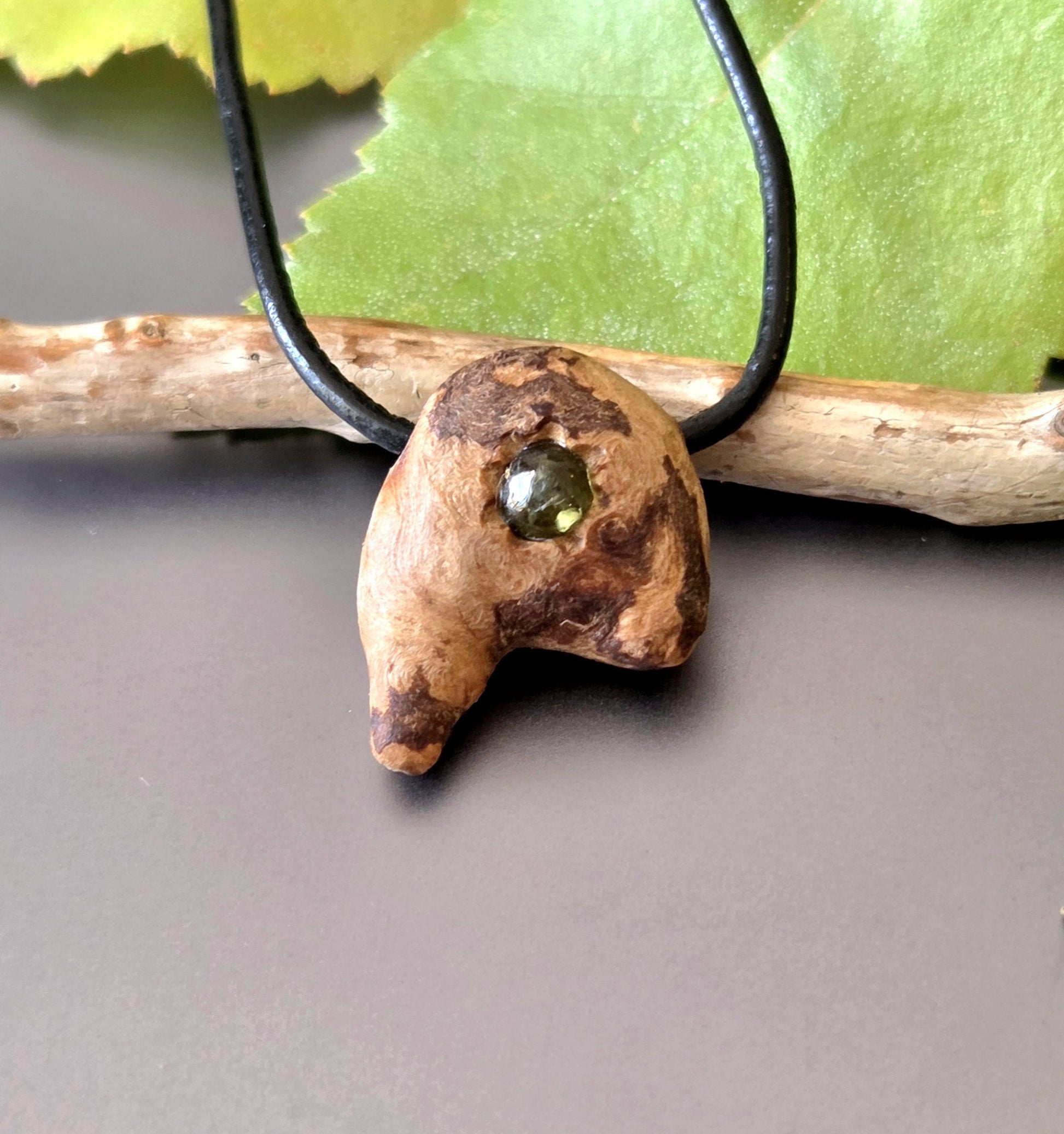 Baumperlen Anhänger der Rotbuche mit Peridot Olivin, Holz Anhänger mit Edelstein, 20 x 17 x 11 mm, an Lederband