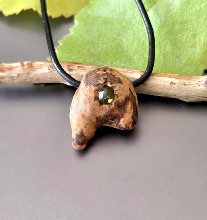 Baumperlen Anhänger der Rotbuche mit Peridot Olivin, Holz Anhänger mit Edelstein, 20 x 17 x 11 mm, an Lederband