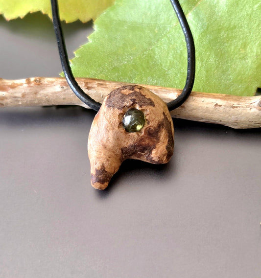 Baumperlen Anhänger der Rotbuche mit Peridot Olivin, Holz Anhänger mit Edelstein, 20 x 17 x 11 mm, an Lederband
