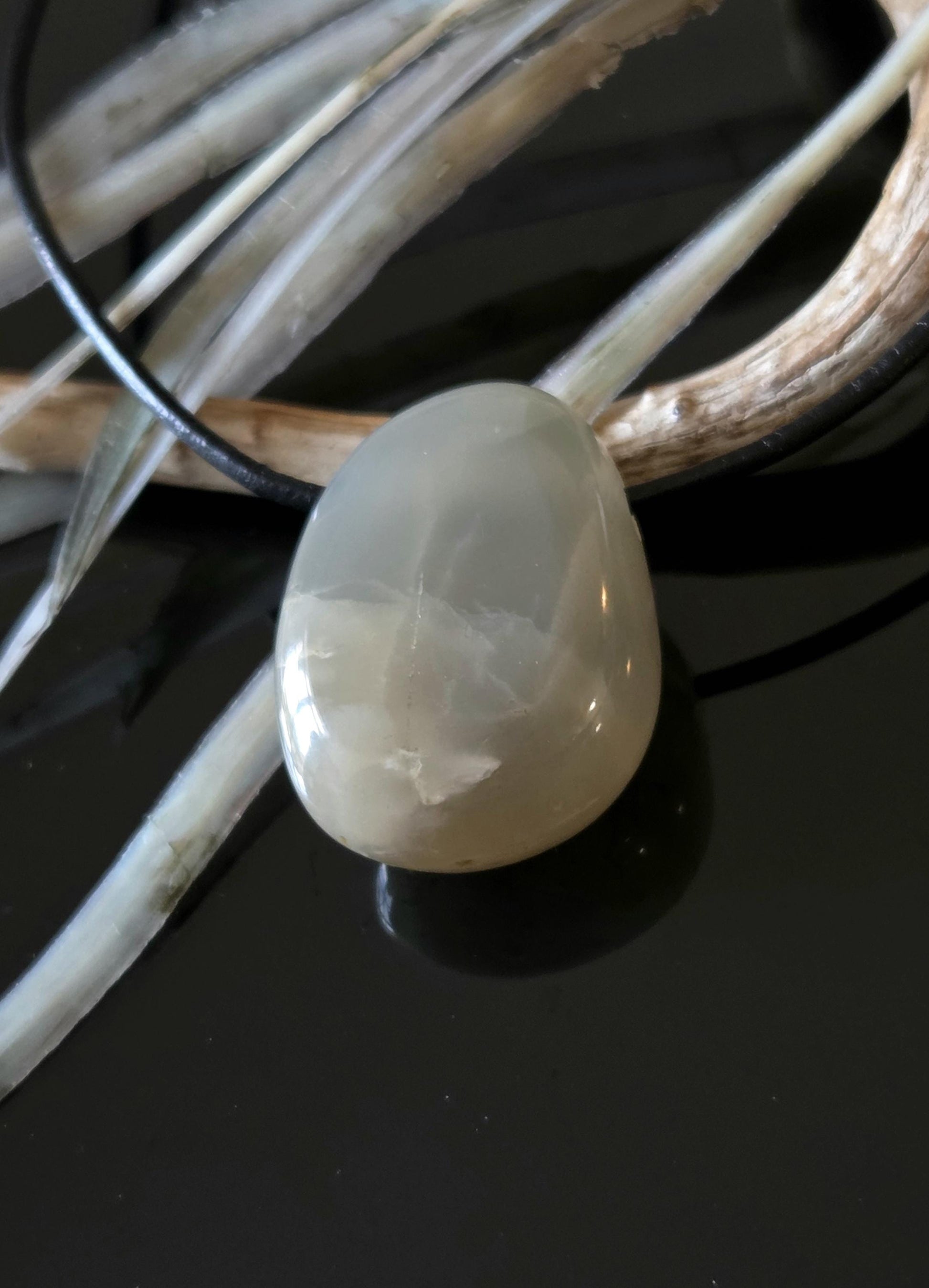 Echter Mondstein perlmutt beige Anhänger 30 x 21 x 10 mm, gebohrt, an verstellbarem Lederband