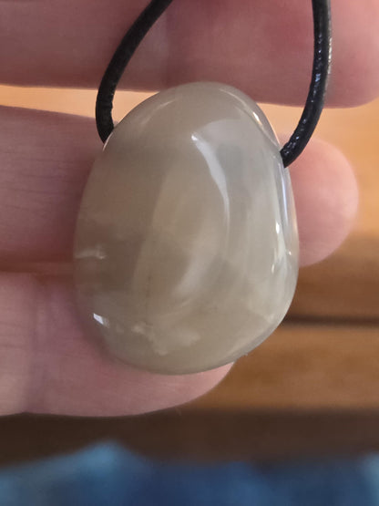 Echter Mondstein perlmutt beige Anhänger 30 x 21 x 10 mm, gebohrt, an verstellbarem Lederband