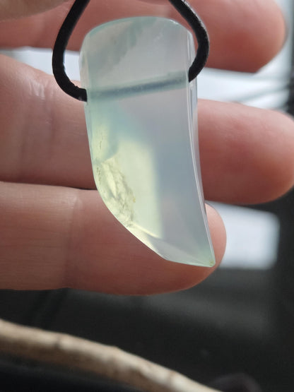 Seltener Andenopal blau Chrysopal blau Anhänger, 36 x 16 x 15 mm, gebohrt, an verstellbarem Lederband,blue Andean opal pendant peru