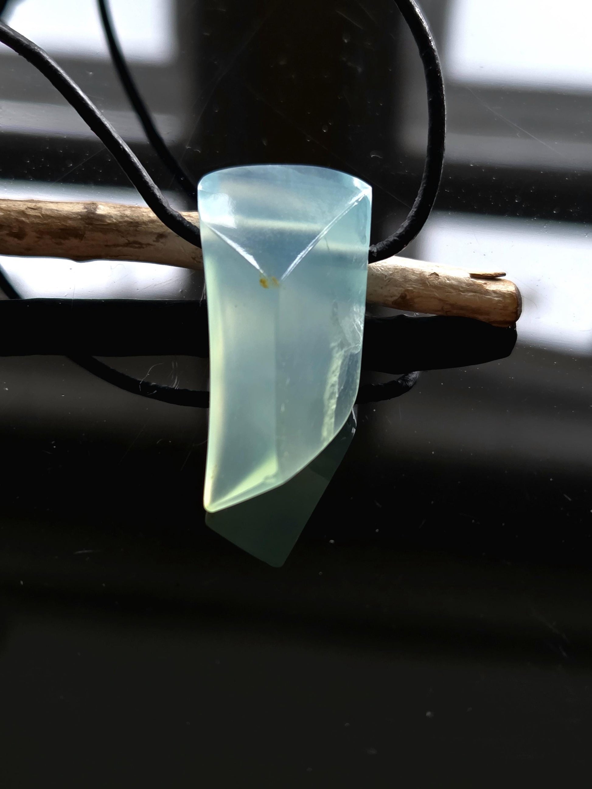 Seltener Andenopal blau Chrysopal blau Anhänger, 36 x 16 x 15 mm, gebohrt, an verstellbarem Lederband,blue Andean opal pendant peru