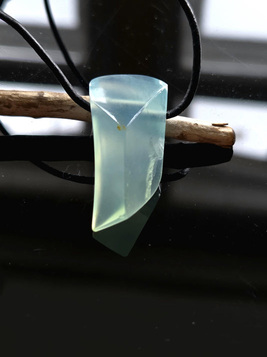 Seltener Andenopal blau Chrysopal blau Anhänger, 36 x 16 x 15 mm, gebohrt, an verstellbarem Lederband,blue Andean opal pendant peru