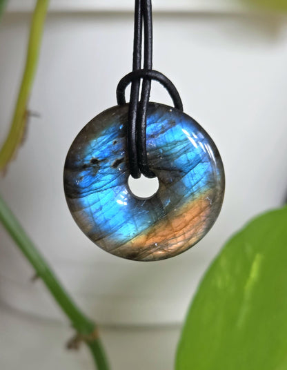 Labradorit blau grün gold Donut grün blauer gold Labradorit Anhänger, 30 x 6 mm, gebohrt, an verstellbarem Lederband