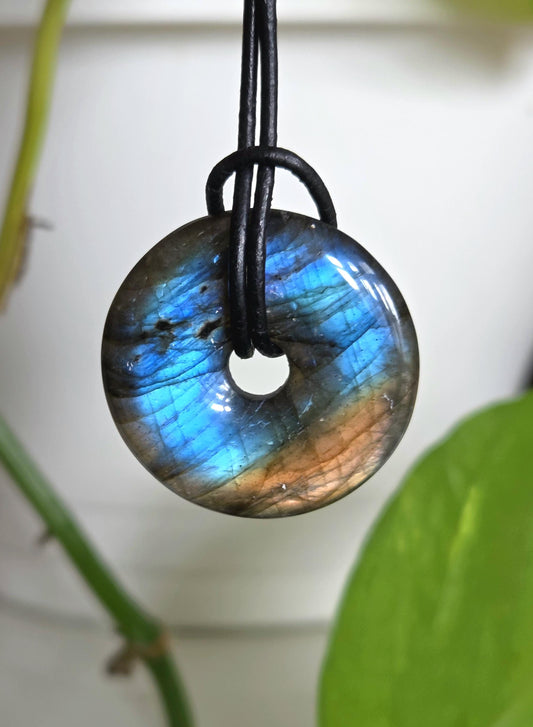 Labradorit blau grün gold Donut grün blauer gold Labradorit Anhänger, 30 x 6 mm, gebohrt, an verstellbarem Lederband