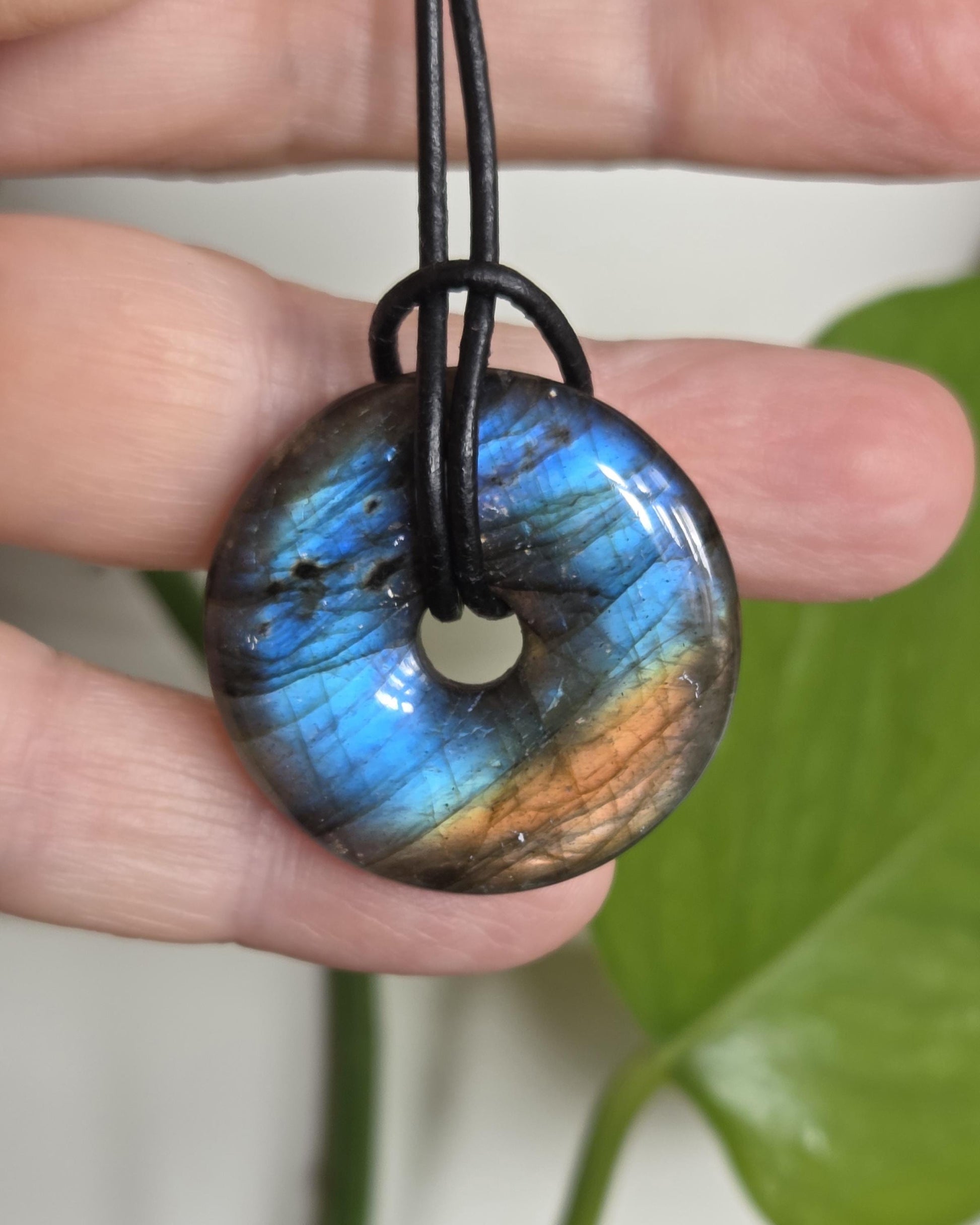 Labradorit blau grün gold Donut grün blauer gold Labradorit Anhänger, 30 x 6 mm, gebohrt, an verstellbarem Lederband