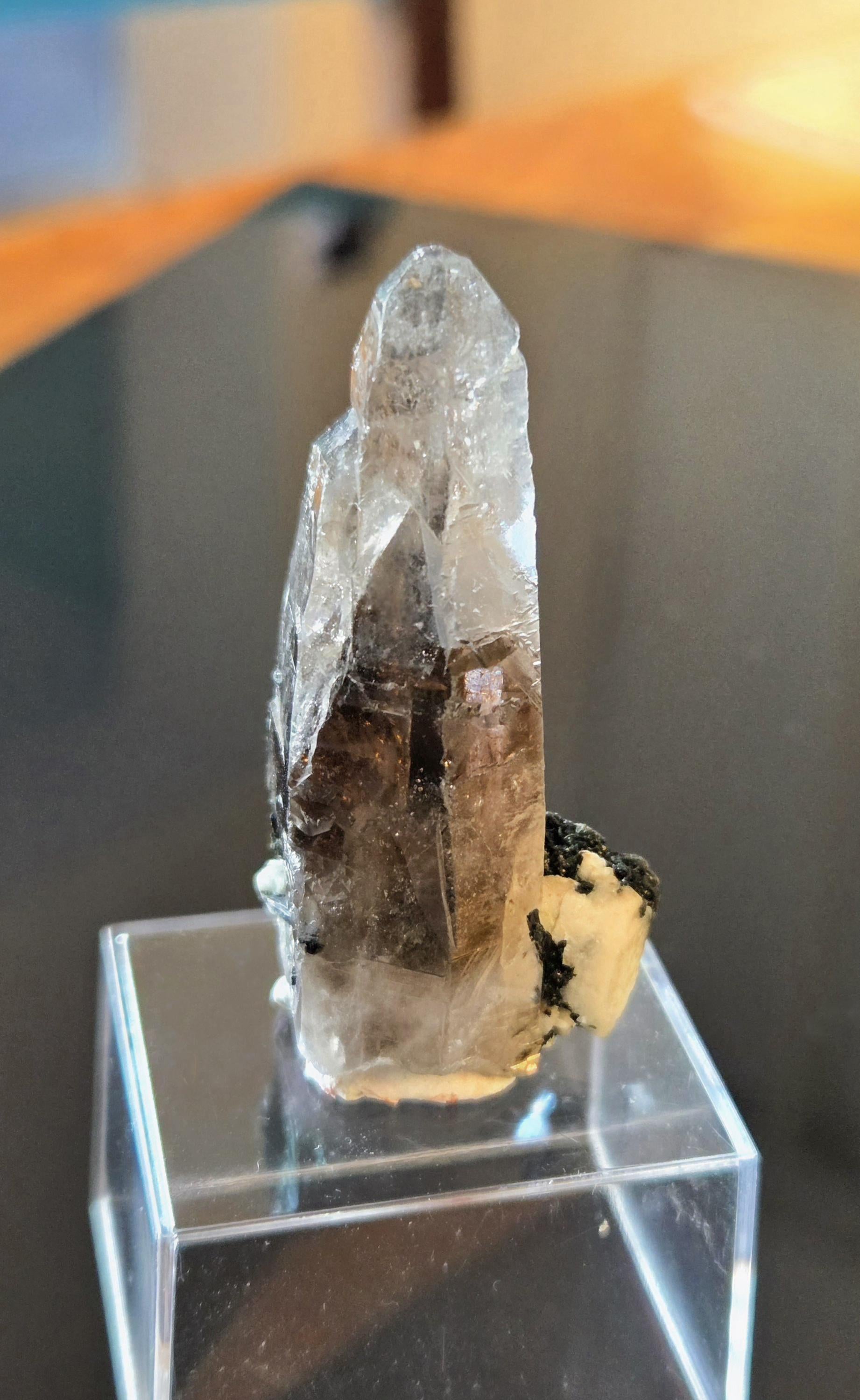 Rauchquarz Phantomquarz Kristall mit schwarzem Turmalin Rutil auf Quarz, Sammlerstein, Namibia