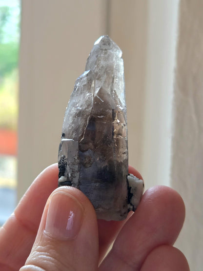 Rauchquarz Phantomquarz Kristall mit schwarzem Turmalin Rutil auf Quarz, Sammlerstein, Namibia