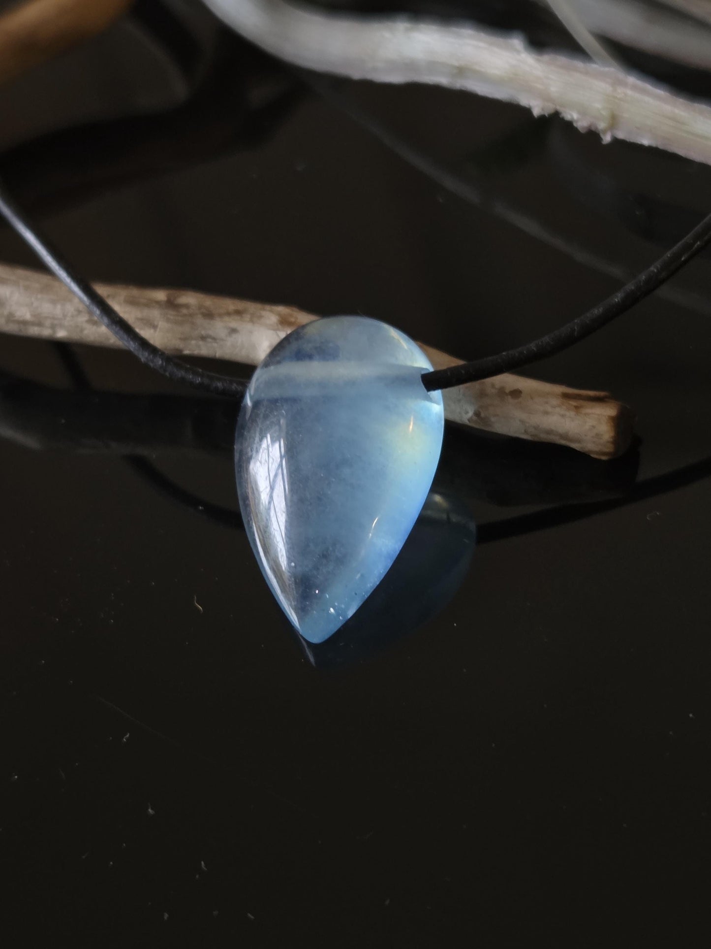 Kleiner feiner Aquamarin Anhänger tropfenförmig, 28 x 18 x 9 mm, gebohrt, an verstellbarem Lederband