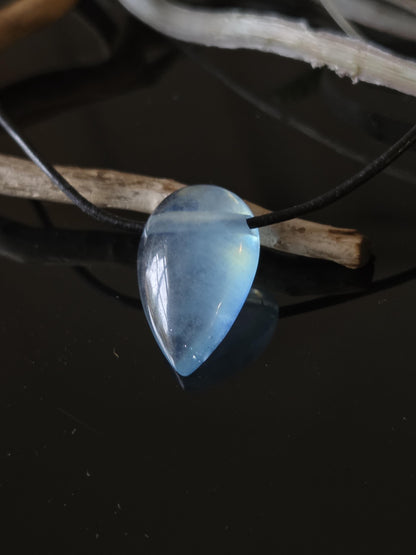 Kleiner feiner Aquamarin Anhänger tropfenförmig, 28 x 18 x 9 mm, gebohrt, an verstellbarem Lederband