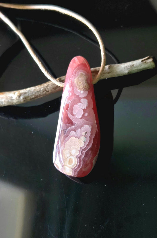 Traumhafter Rhodochrosit Anhänger, 51 x 20 x 8 mm, gebohrt, an verstellbarem Lederband
