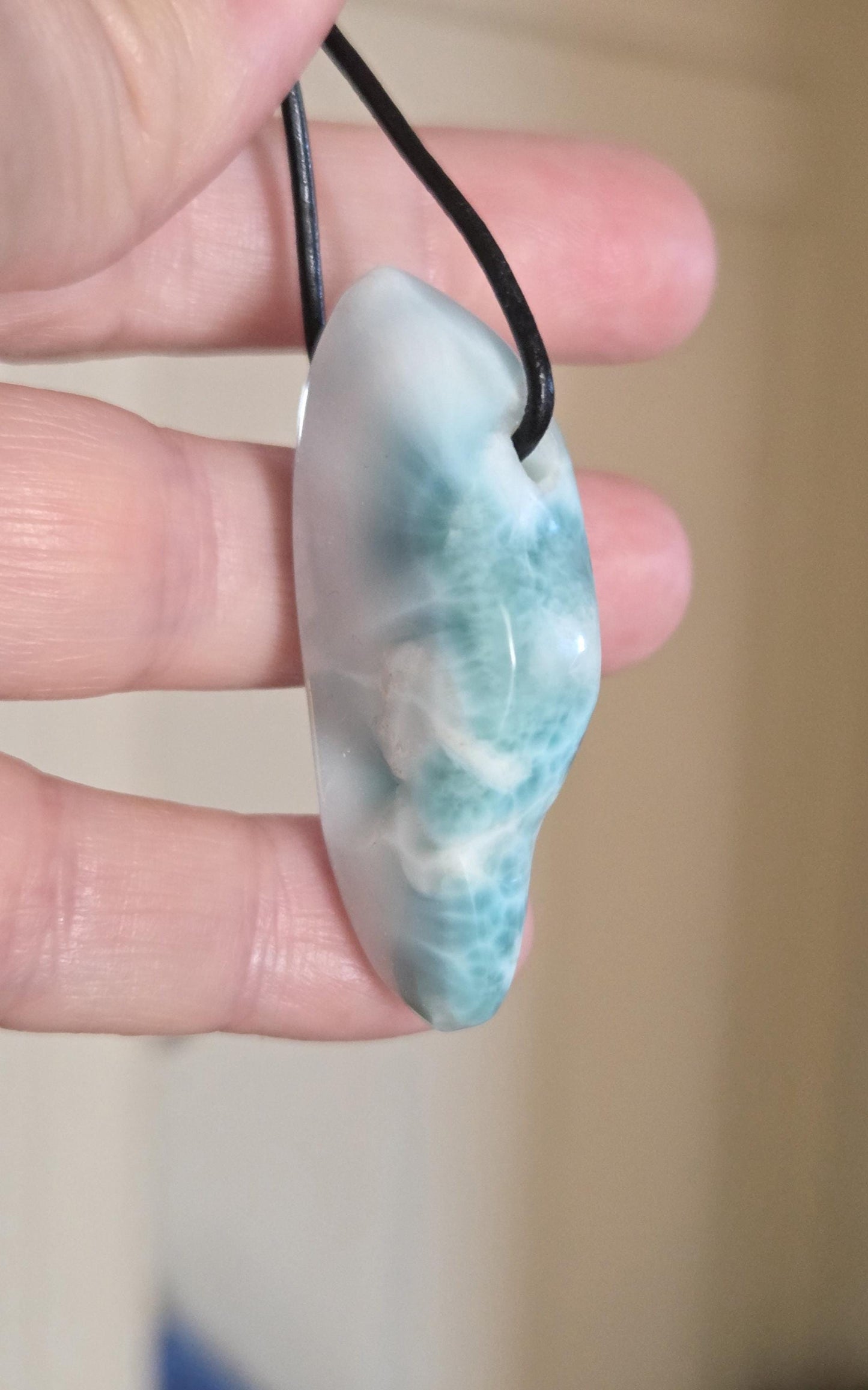 Durchscheinender Larimar Anhänger, Atlantis Stein 47 x 23 x 11 mm, gebohrt, Larimar gebohrt, an verstellbarem Lederband