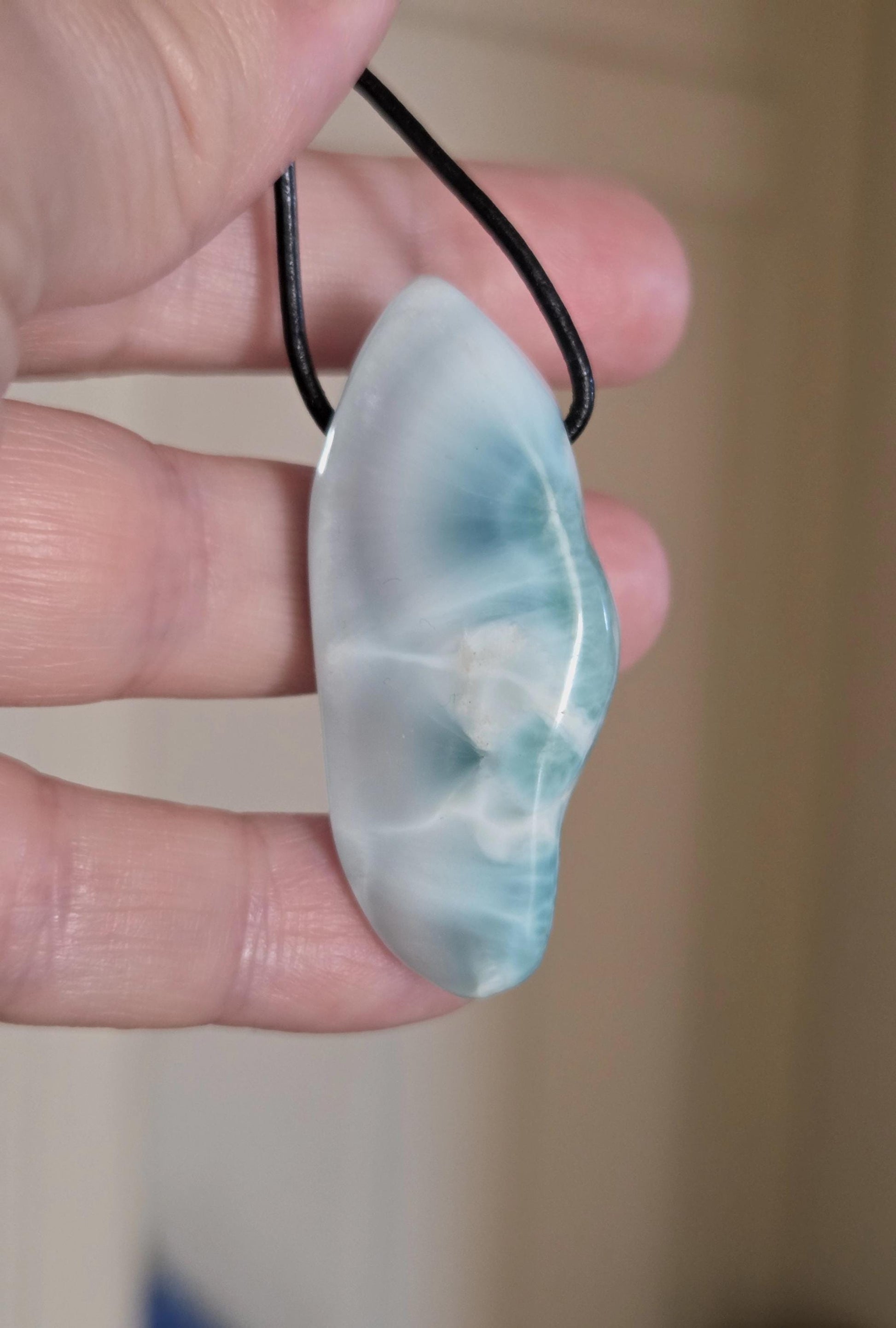 Durchscheinender Larimar Anhänger, Atlantis Stein 47 x 23 x 11 mm, gebohrt, Larimar gebohrt, an verstellbarem Lederband