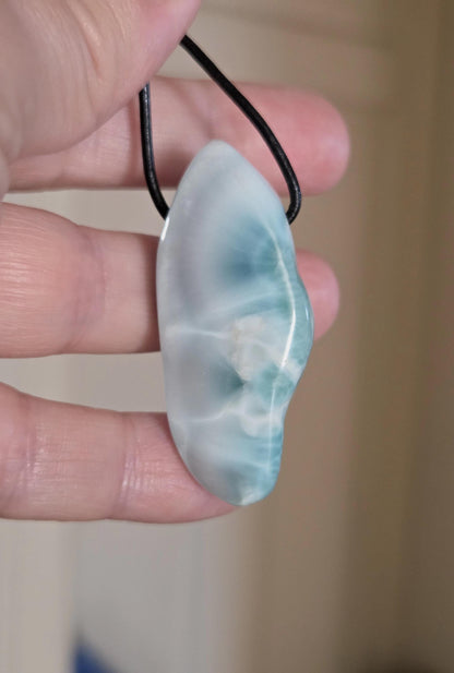 Durchscheinender Larimar Anhänger, Atlantis Stein 47 x 23 x 11 mm, gebohrt, Larimar gebohrt, an verstellbarem Lederband