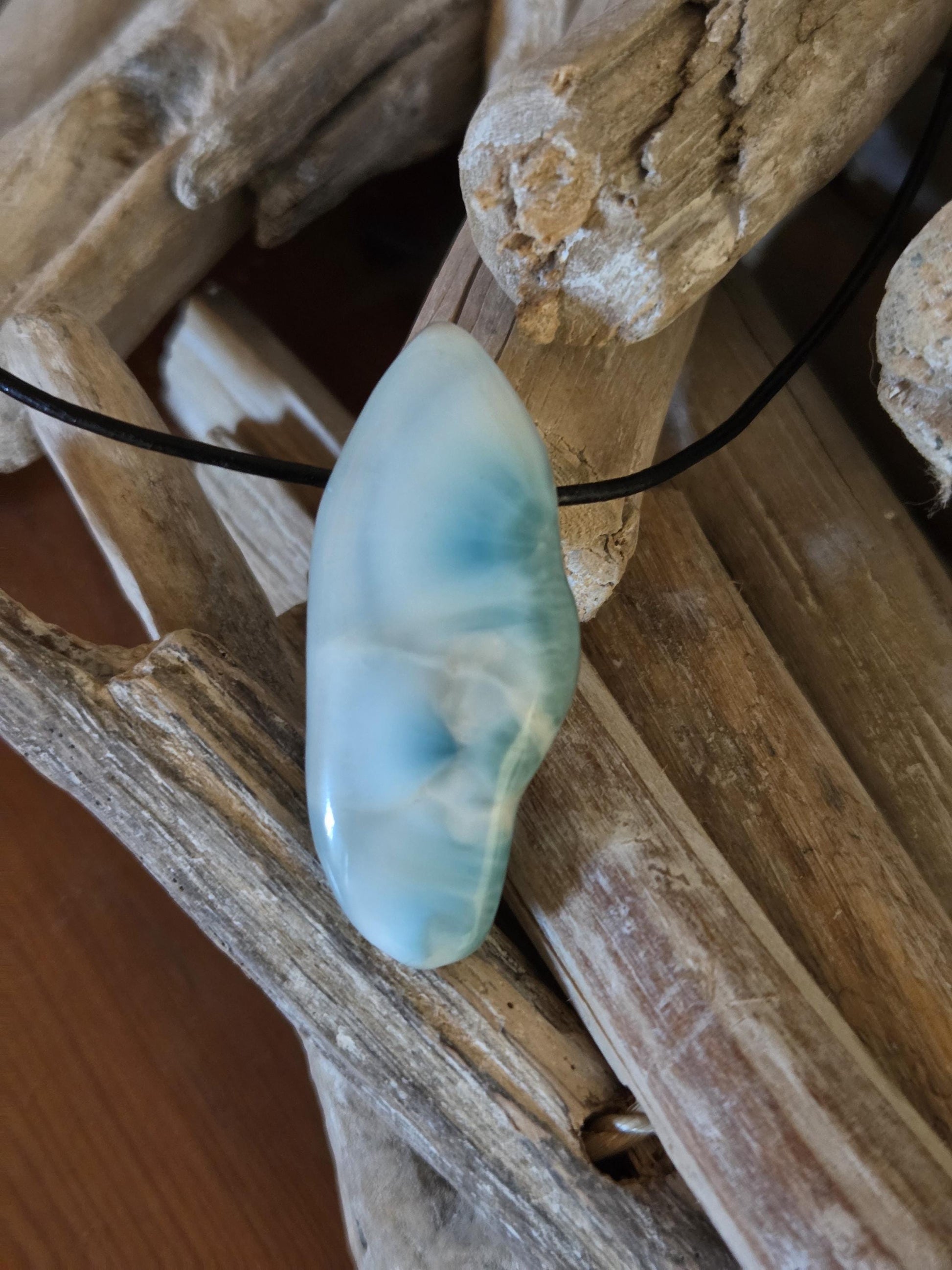 Durchscheinender Larimar Anhänger, Atlantis Stein 47 x 23 x 11 mm, gebohrt, Larimar gebohrt, an verstellbarem Lederband