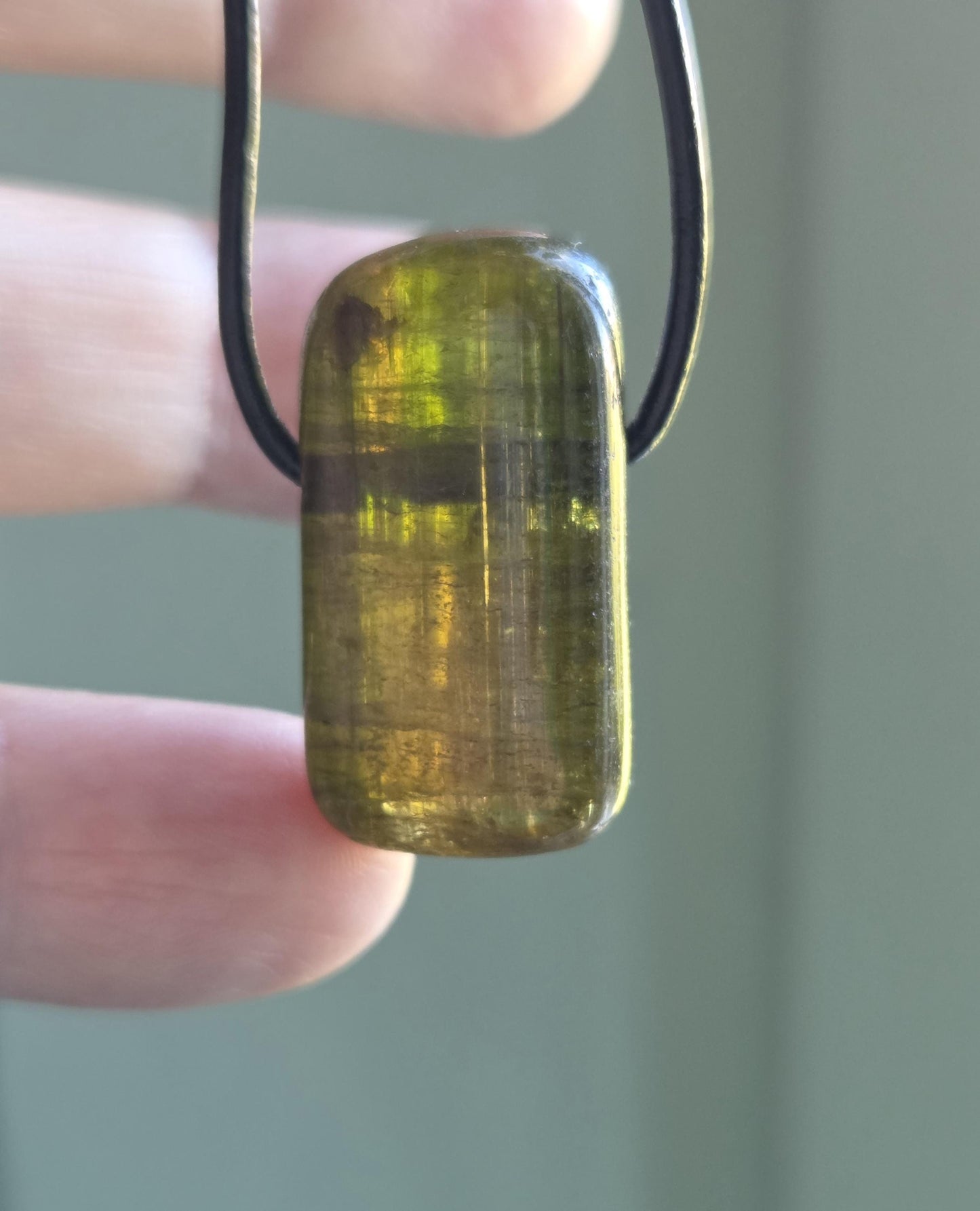 Turmalin Bicolor grün gelb Verdelith Dravit, Stäbchen geschliffen, Anhänger, 28 x 15 x 14 mm, gebohrt, an verstellbarem Lederband