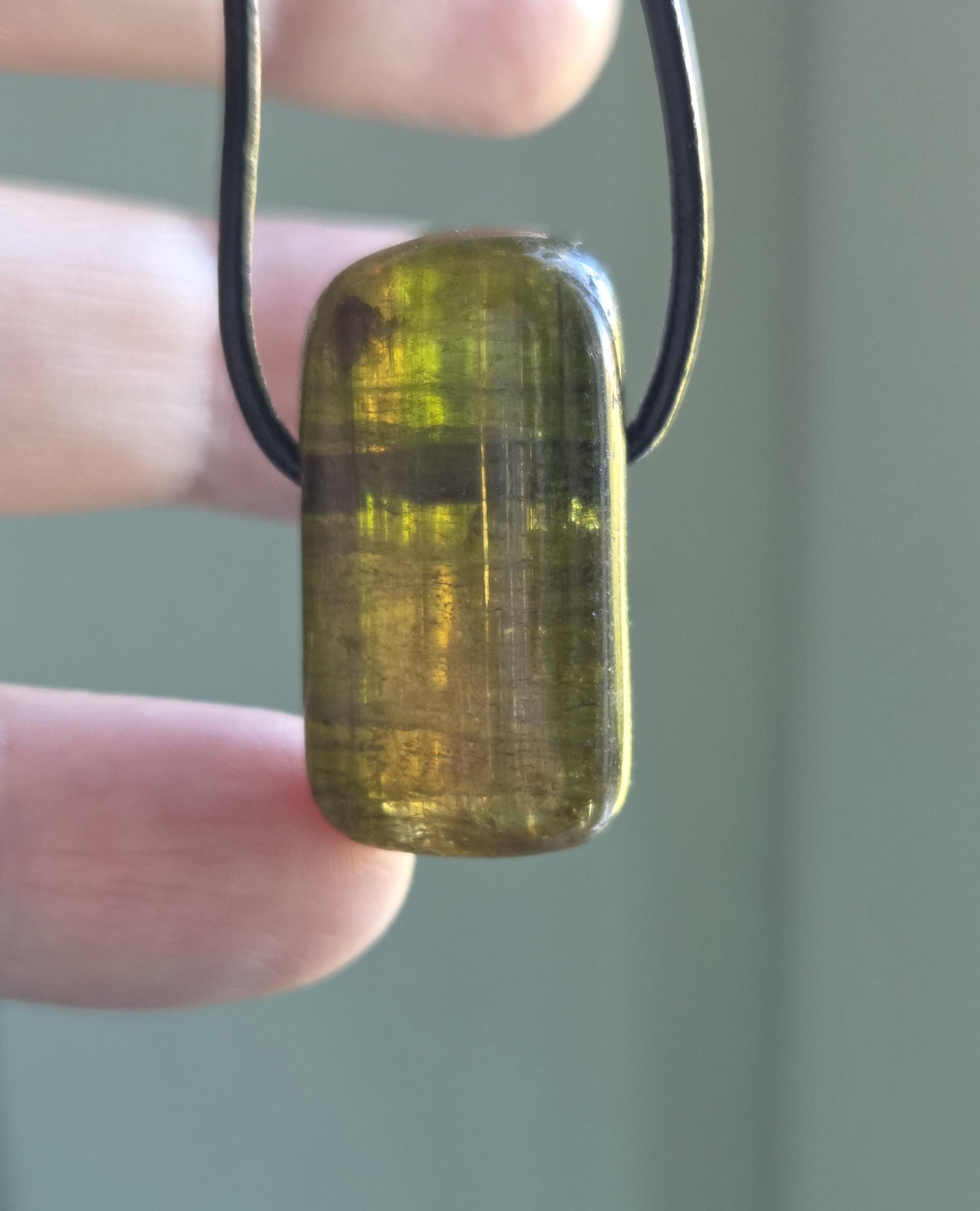 Turmalin Bicolor grün gelb Verdelith Dravit, Stäbchen geschliffen, Anhänger, 28 x 15 x 14 mm, gebohrt, an verstellbarem Lederband