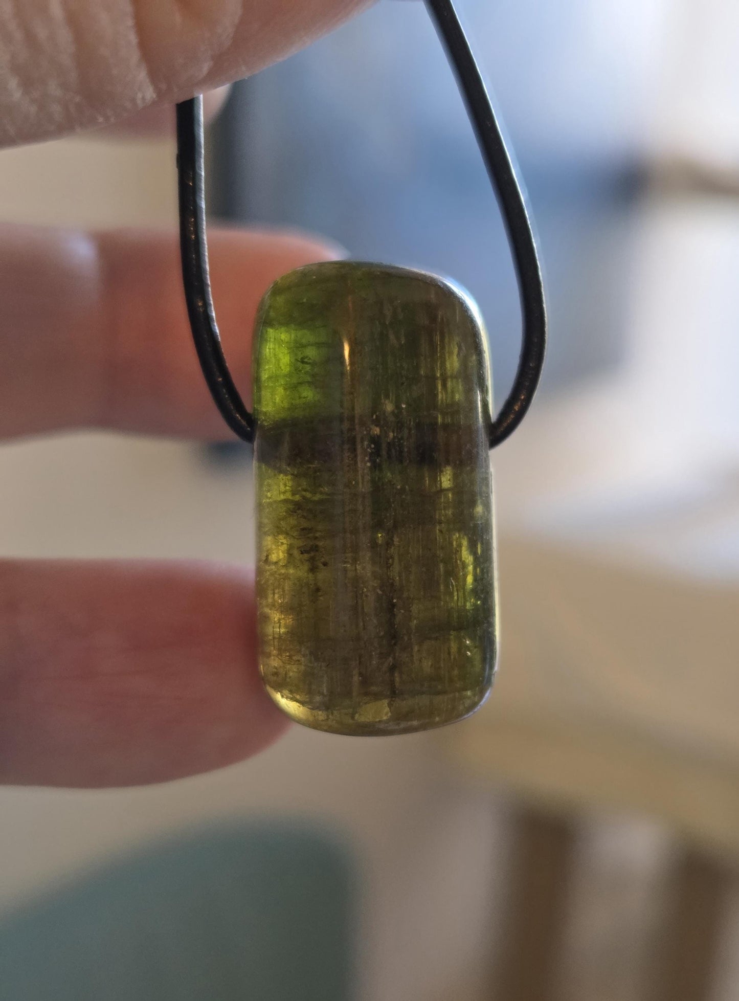 Turmalin Bicolor grün gelb Verdelith Dravit, Stäbchen geschliffen, Anhänger, 28 x 15 x 14 mm, gebohrt, an verstellbarem Lederband