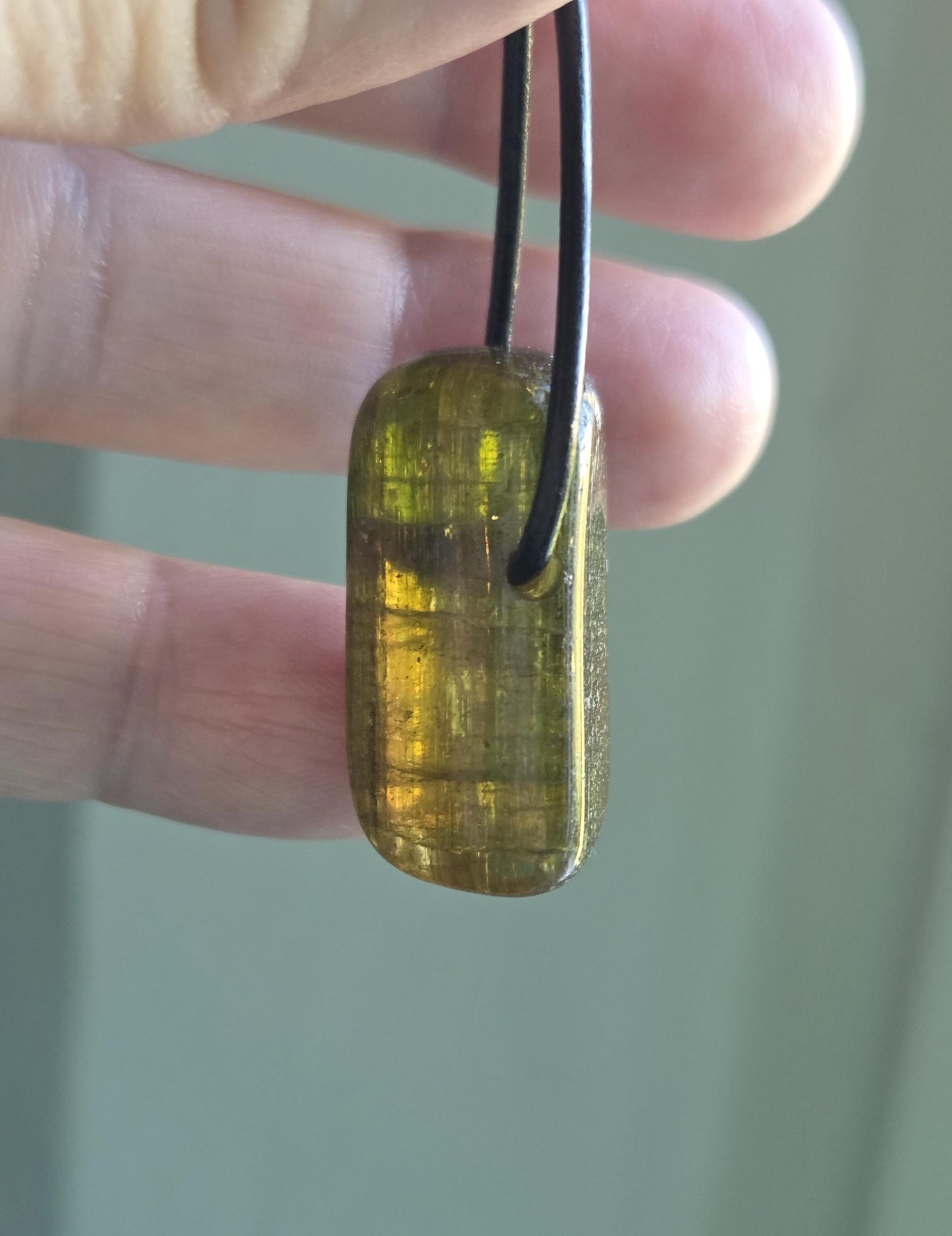 Turmalin Bicolor grün gelb Verdelith Dravit, Stäbchen geschliffen, Anhänger, 28 x 15 x 14 mm, gebohrt, an verstellbarem Lederband