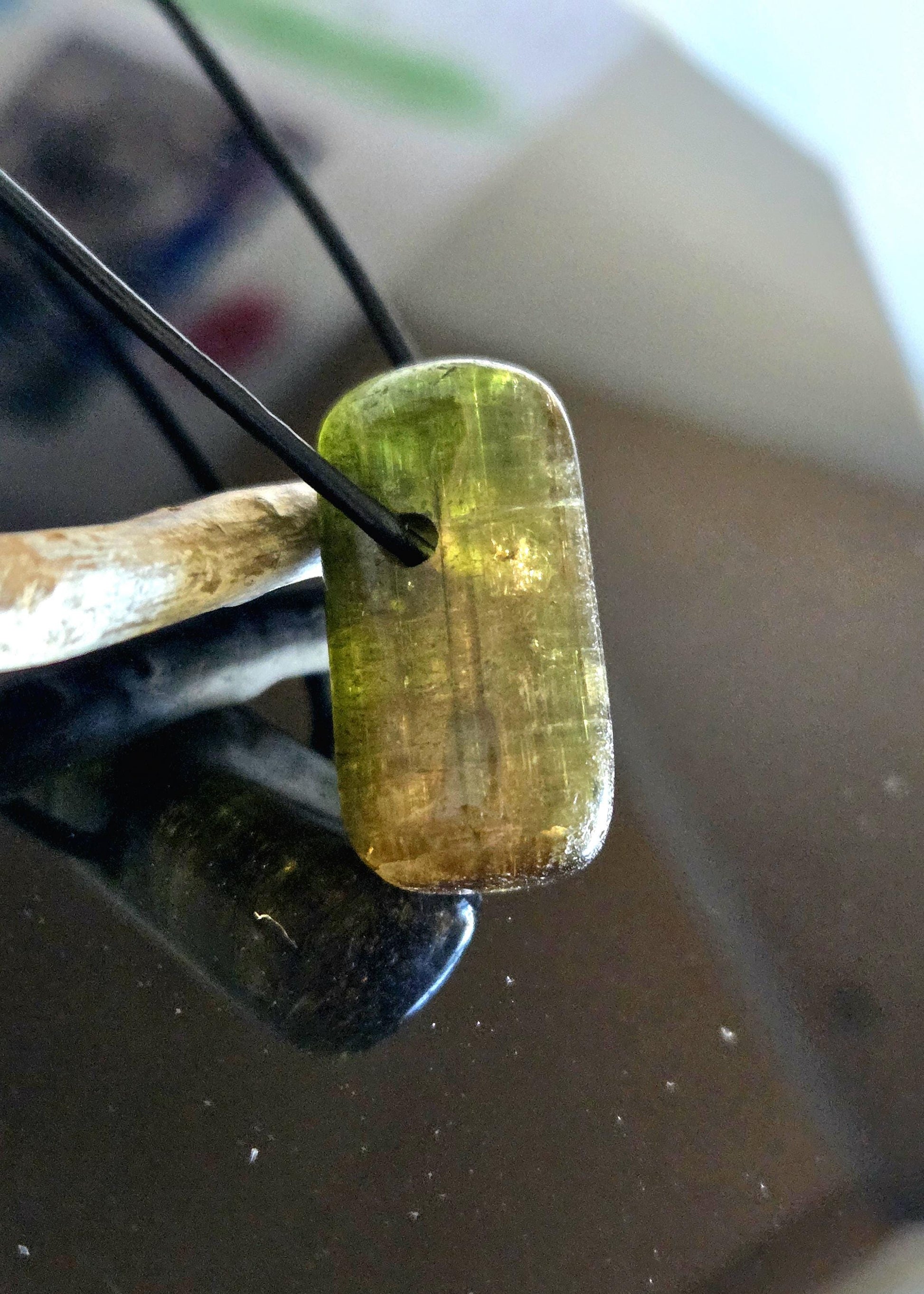 Turmalin Bicolor grün gelb Verdelith Dravit, Stäbchen geschliffen, Anhänger, 28 x 15 x 14 mm, gebohrt, an verstellbarem Lederband