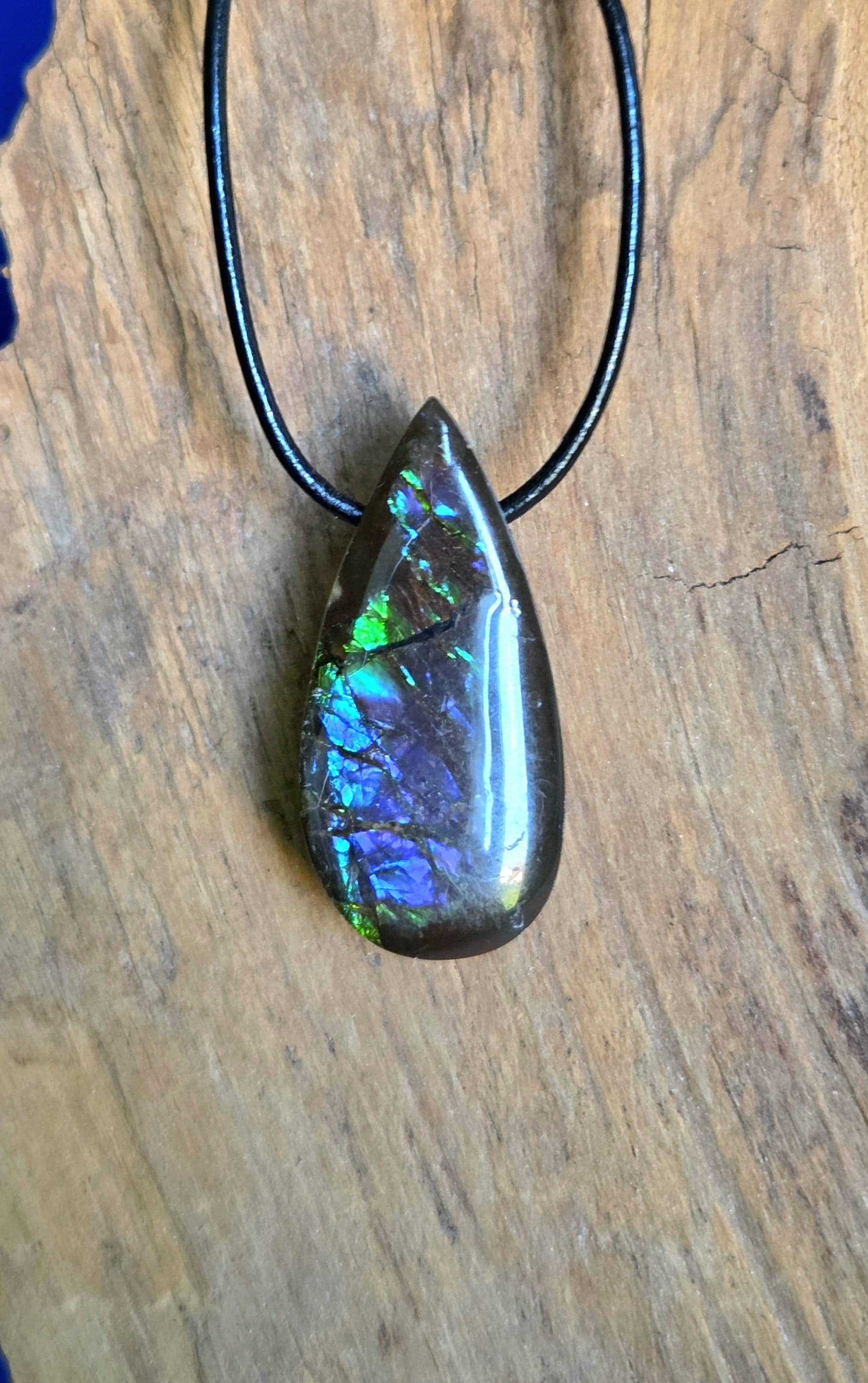 Magischer Ammolit Opal Anhänger blau grün lila, aus Kanada, 35 x 17 x 8 mm, gebohrt, an verstellbarem Lederband