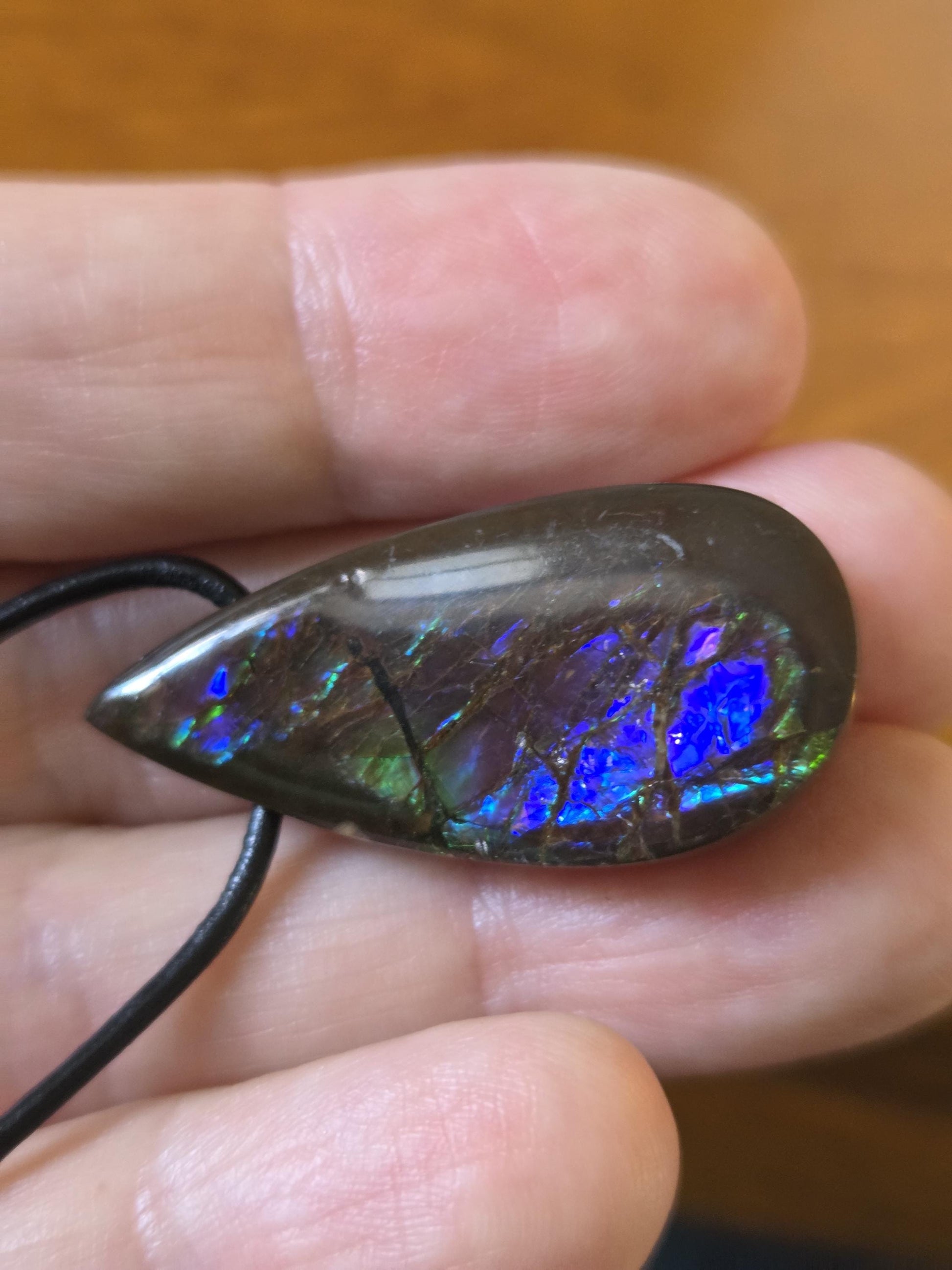 Magischer Ammolit Opal Anhänger blau grün lila, aus Kanada, 35 x 17 x 8 mm, gebohrt, an verstellbarem Lederband