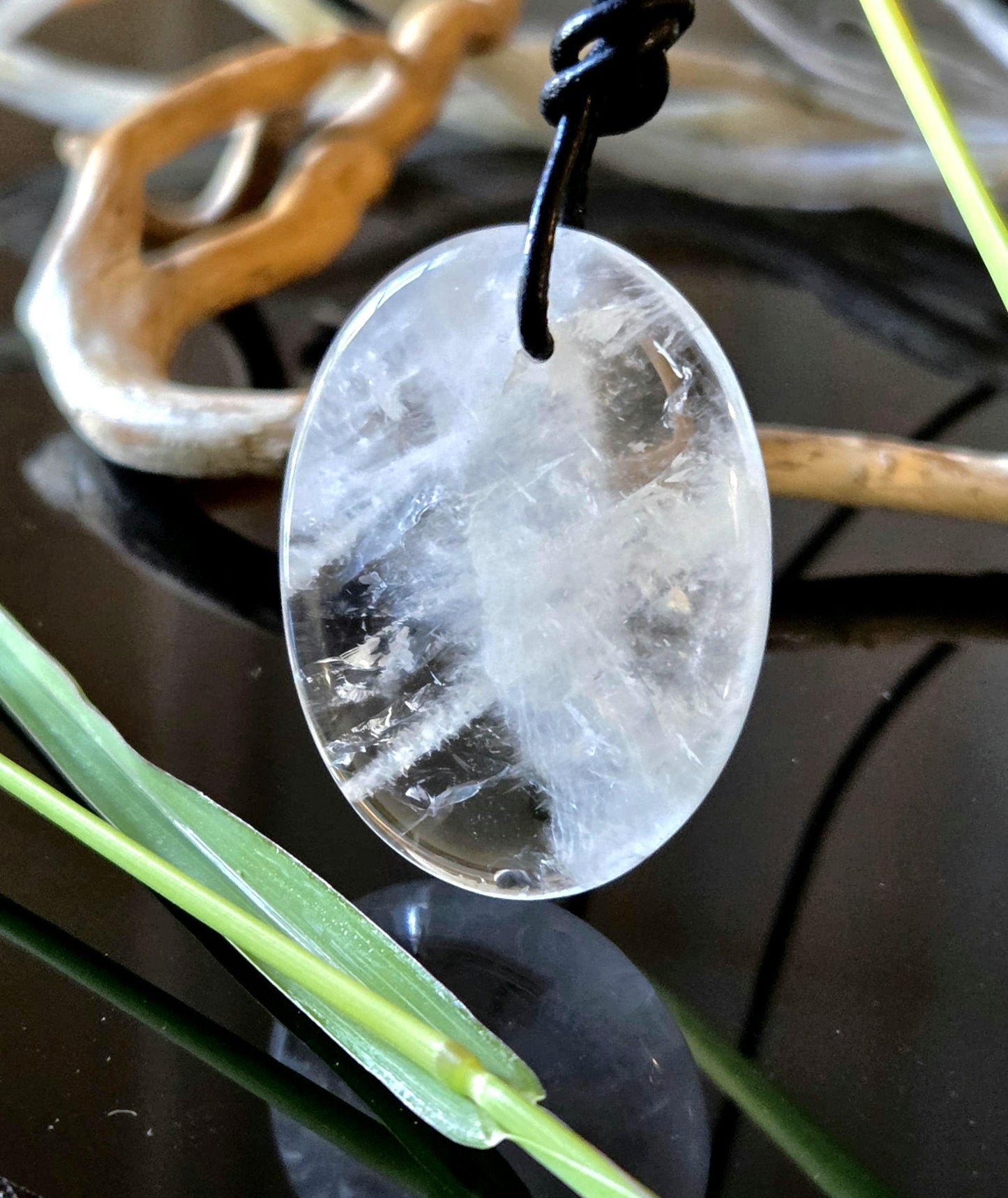 Bergkristall Fadenquarz Quarz Anhänger, "worry stone förmig", 40 x 30 x 6 mm, gebohrt, am Lederband