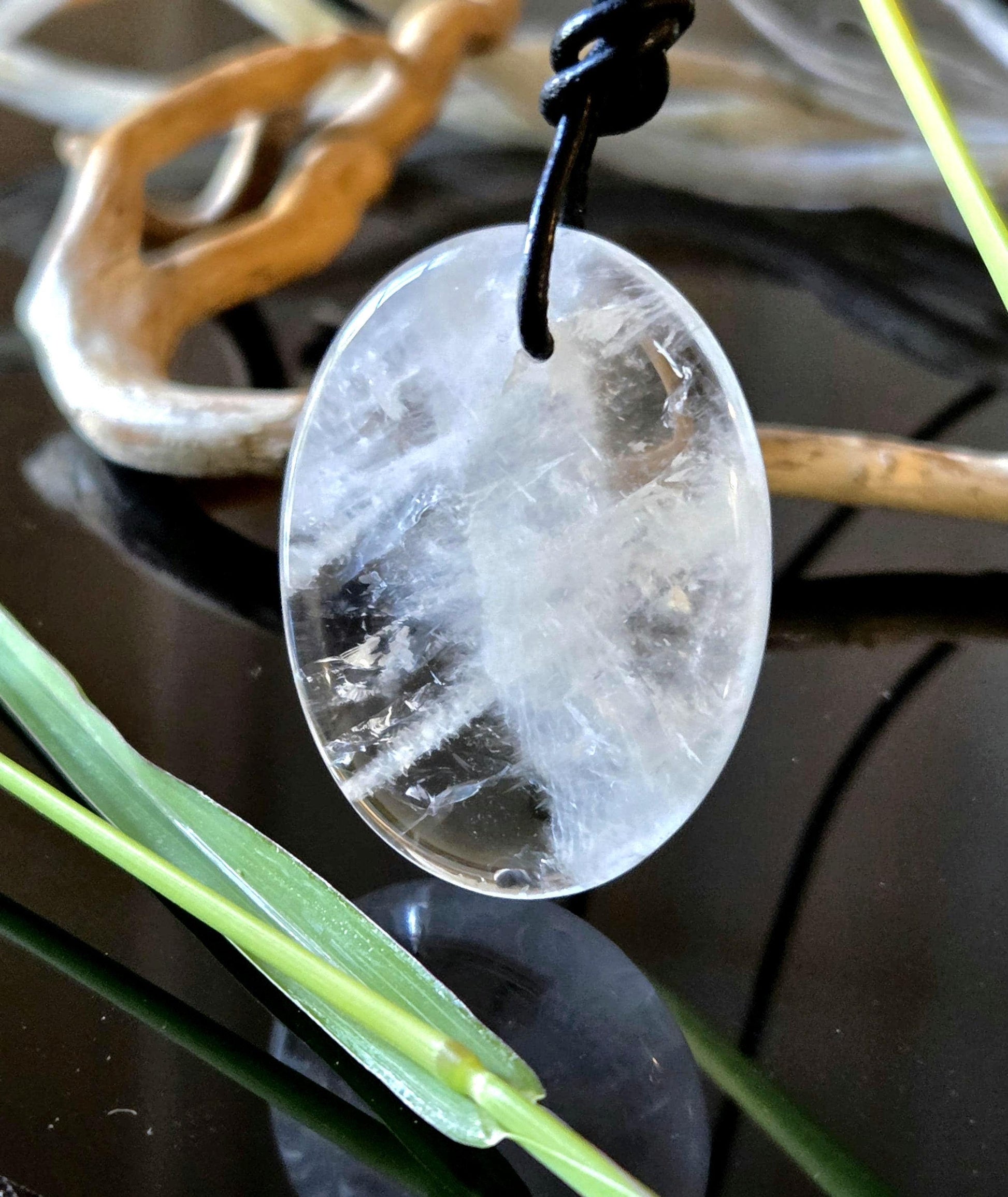 Bergkristall Fadenquarz Quarz Anhänger, "worry stone förmig", 40 x 30 x 6 mm, gebohrt, am Lederband