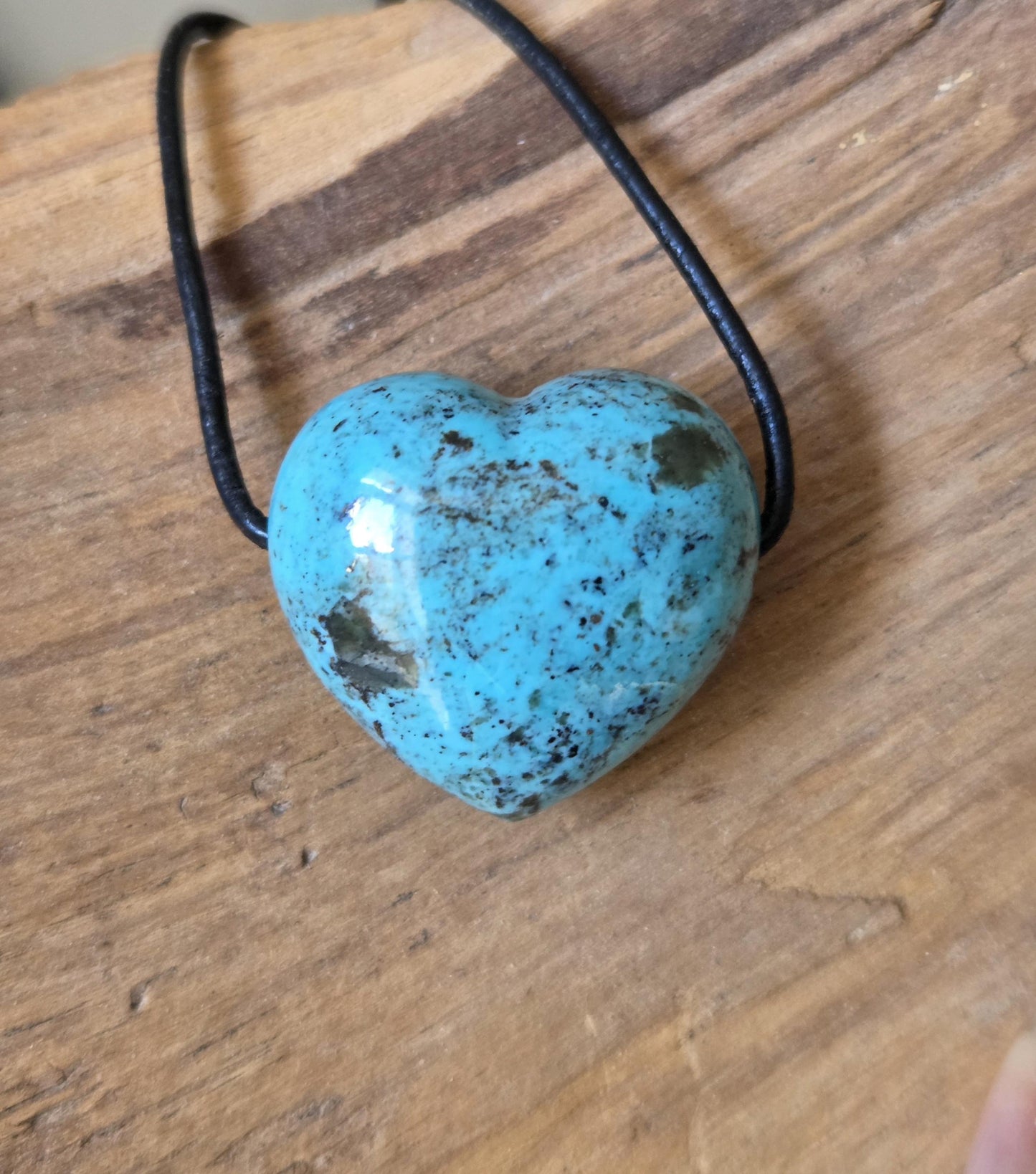 Hochwertiger Türkis Anhänger Herz herzförmig, 26 x 28 x 16 mm, gebohrt, an verstellbarem Lederband