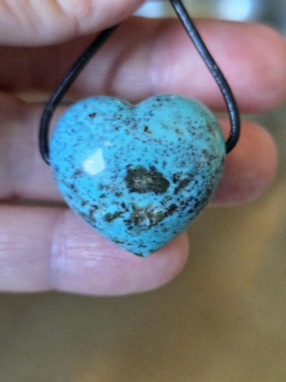 Hochwertiger Türkis Anhänger Herz herzförmig, 26 x 28 x 16 mm, gebohrt, an verstellbarem Lederband
