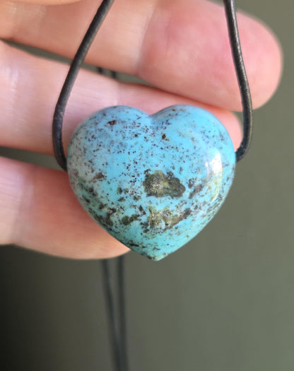 Hochwertiger Türkis Anhänger Herz herzförmig, 26 x 28 x 16 mm, gebohrt, an verstellbarem Lederband