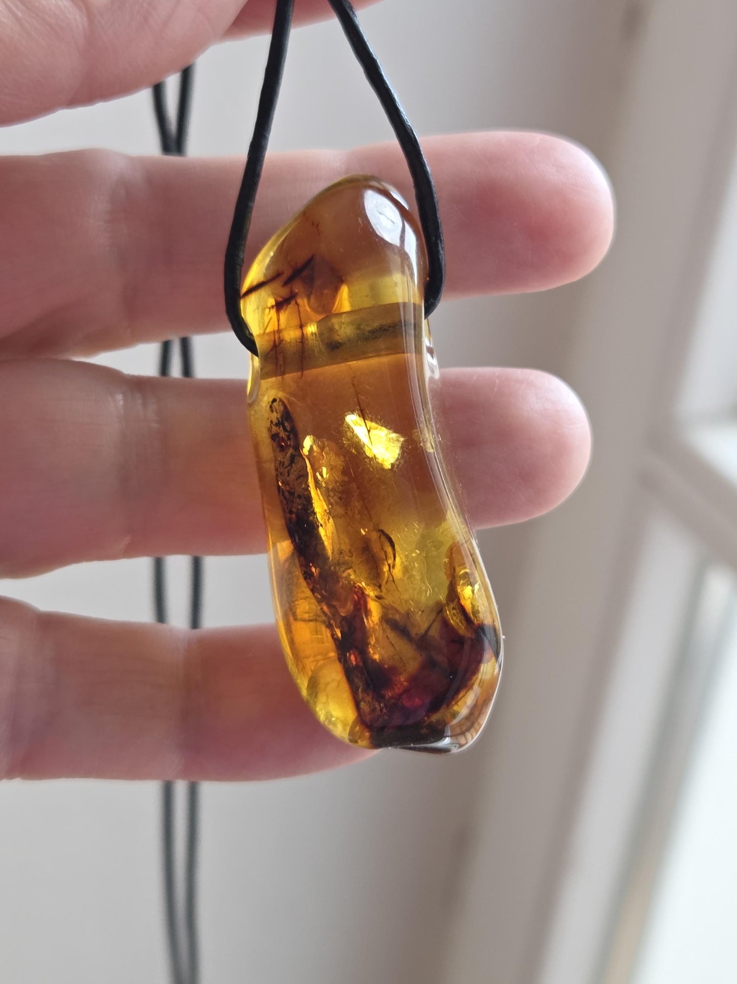 Großer baltischer Bernstein Anhänger, mit Einschlüssen, Amulett, Amber pendant, 54 x 20 x 18 mm, an verstellbarem Lederband