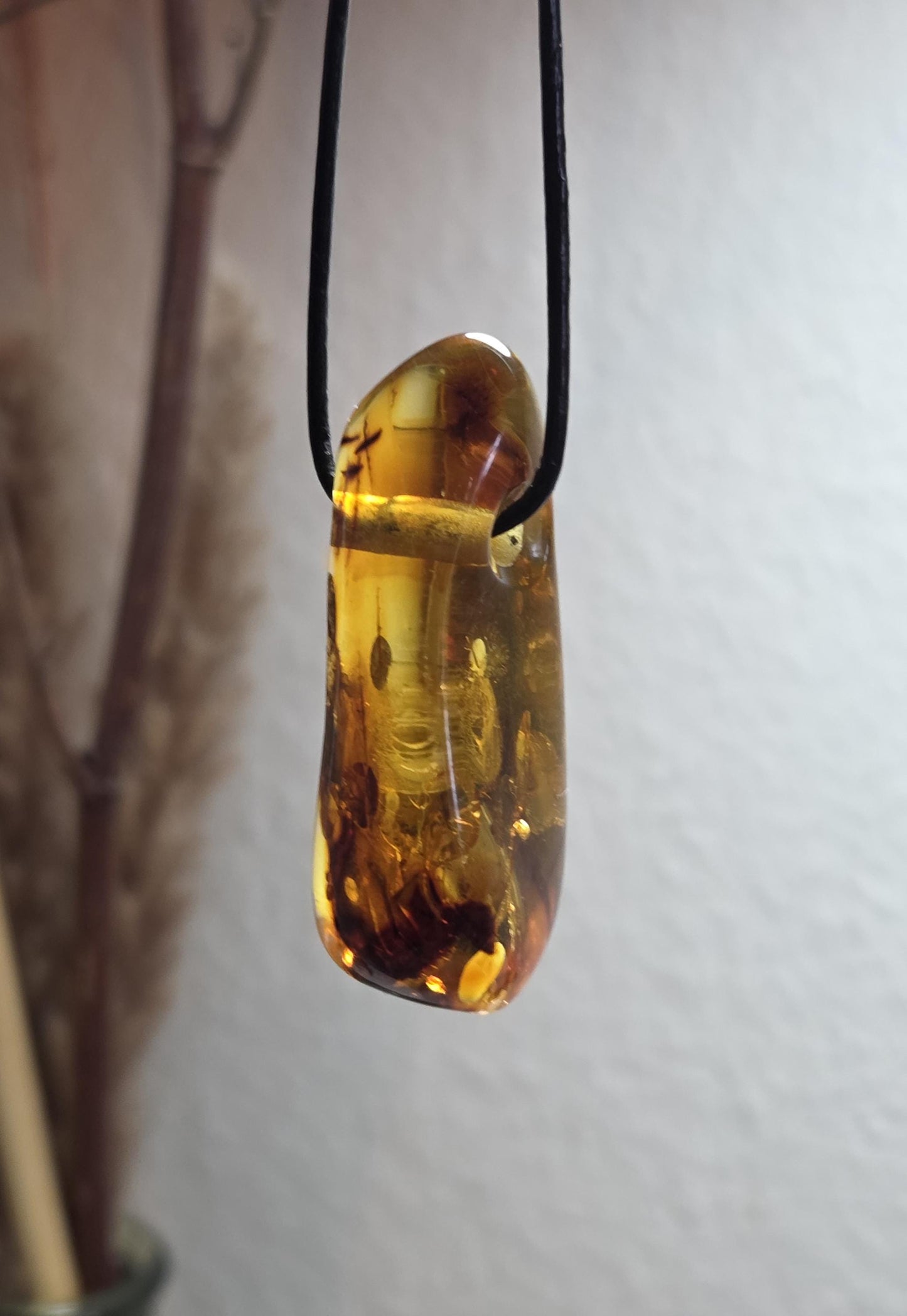 Großer baltischer Bernstein Anhänger, mit Einschlüssen, Amulett, Amber pendant, 54 x 20 x 18 mm, an verstellbarem Lederband