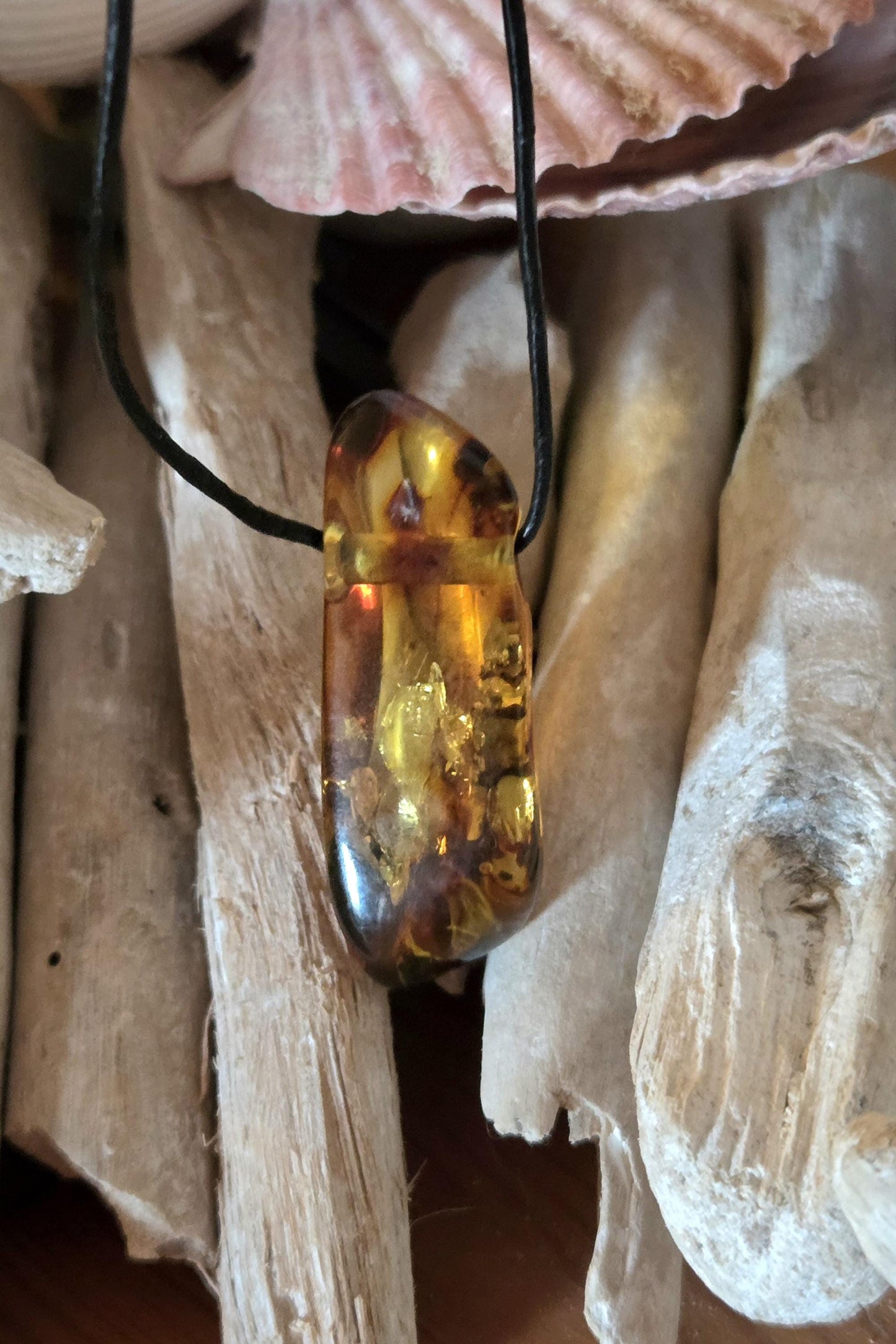 Großer baltischer Bernstein Anhänger, mit Einschlüssen, Amulett, Amber pendant, 54 x 20 x 18 mm, an verstellbarem Lederband