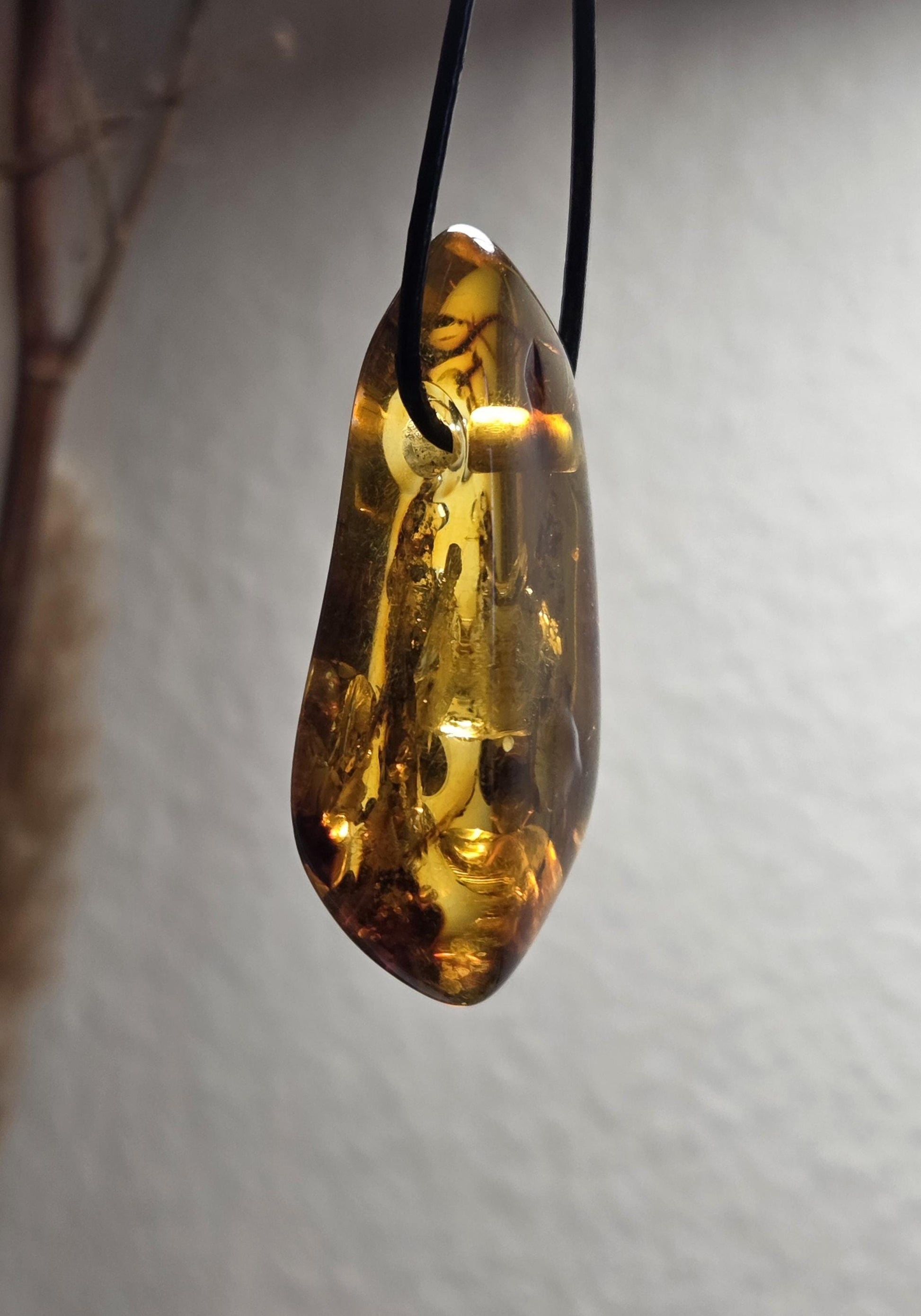 Großer baltischer Bernstein Anhänger, mit Einschlüssen, Amulett, Amber pendant, 54 x 20 x 18 mm, an verstellbarem Lederband