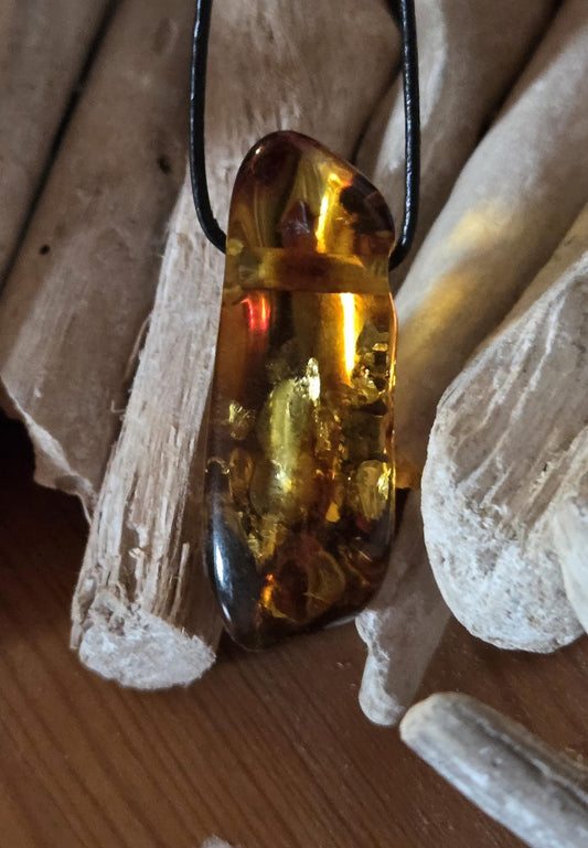 Großer baltischer Bernstein Anhänger, mit Einschlüssen, Amulett, Amber pendant, 54 x 20 x 18 mm, an verstellbarem Lederband